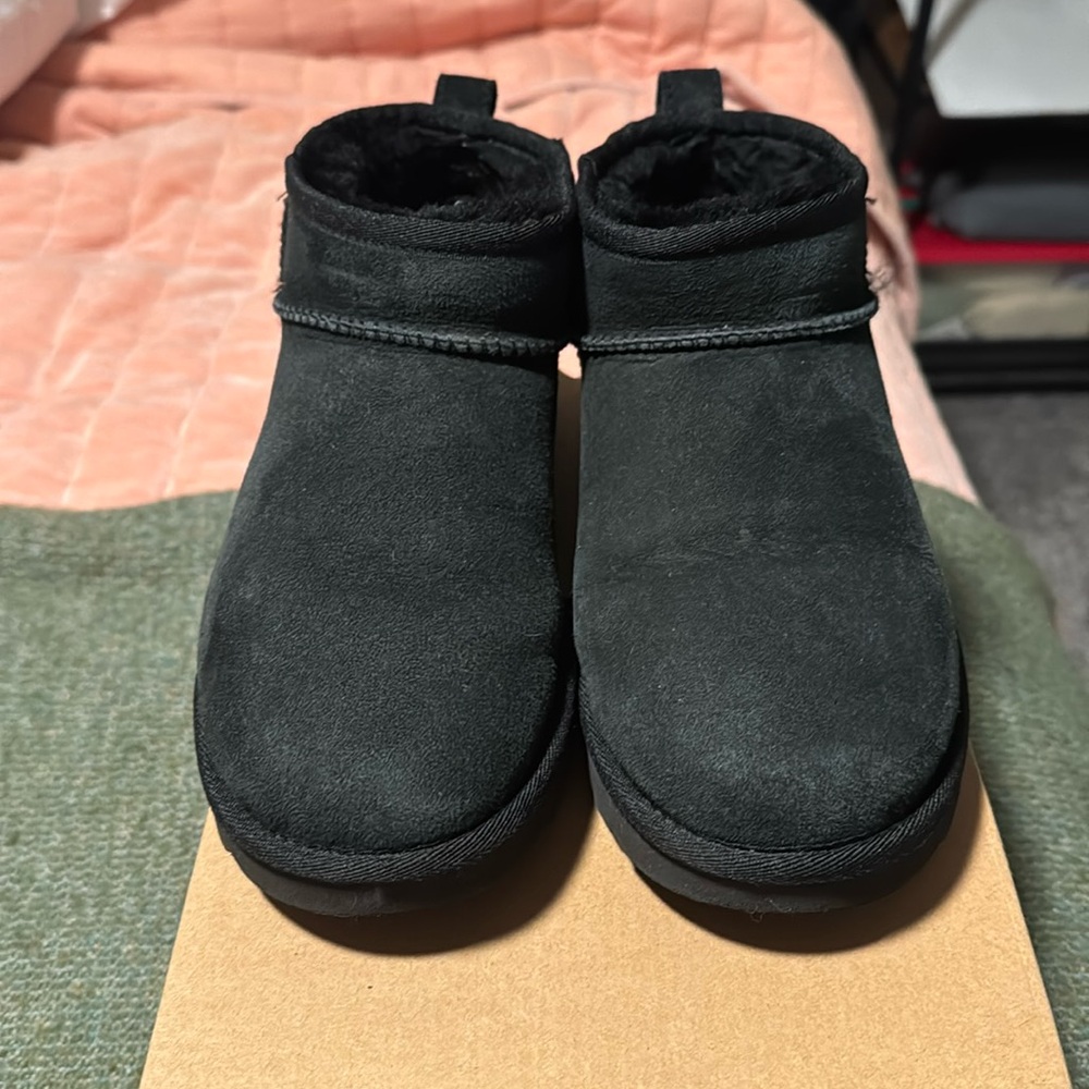 Gently used ultra mini black womens Uggs size 7. Purchased them in Dec 2023.